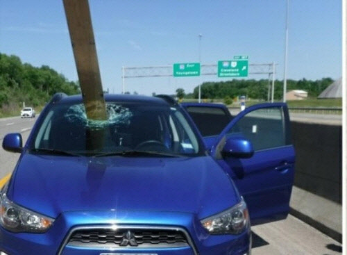 미국 고속도로에서 앞서 달리던 트럭에서 날아온 널빤지가 뒤따르던 승용차 앞 유리를 뚫고 들어갔다. [오하이오 고속도로 순찰대 트위터]